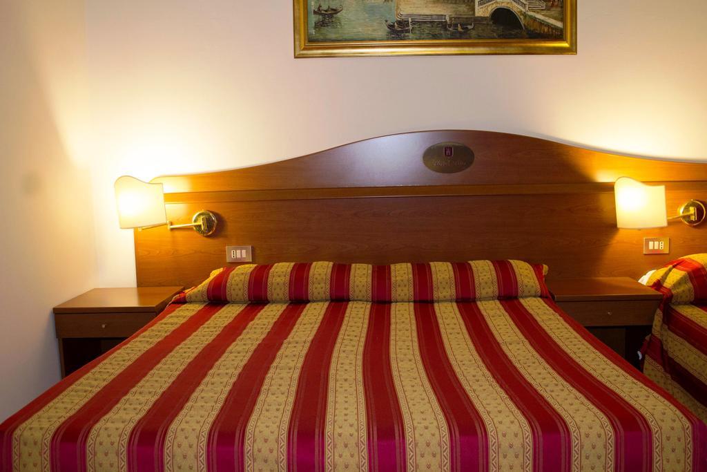 Hotel Tito Mestre Extérieur photo